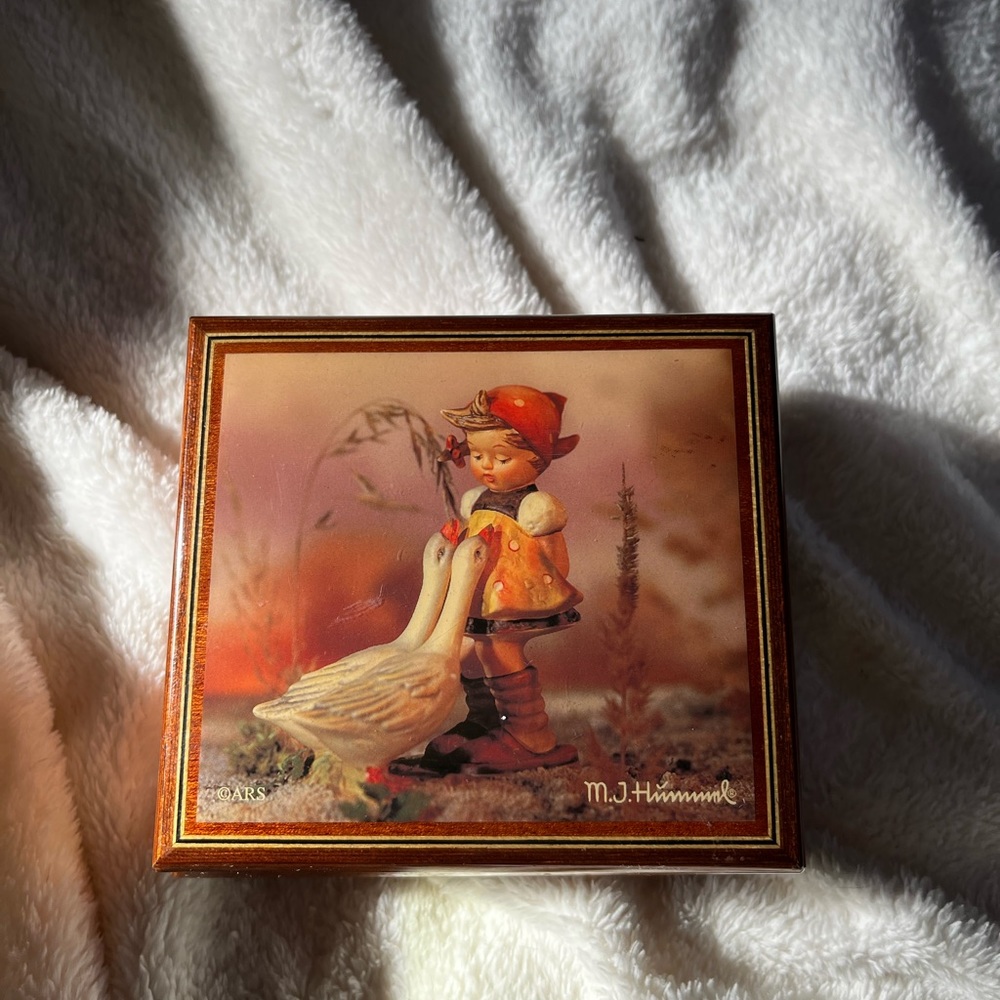 MJ Hummel Italian Jewlery Box - Musical wind up box